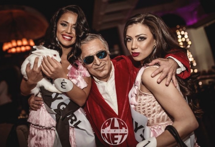 Хю Хефнър предложил брак на новата Мис Плеймейт  (СНИМКИ)