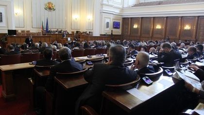 Депутатите обсъждат задължителните колани и видеорегистратори в автобусите