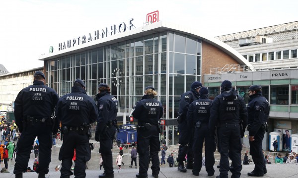 ИЗВЪНРЕДНО! Заложническа драма в Кьолн - спецчасти заградиха централната гара, чуват се изстрели (ВИДЕО/СНИМКИ)