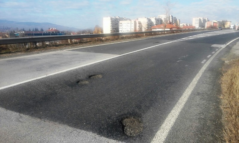 Добрич: Ремонтира се част от асфалтовата настилка по пътя Добрич - Силистра