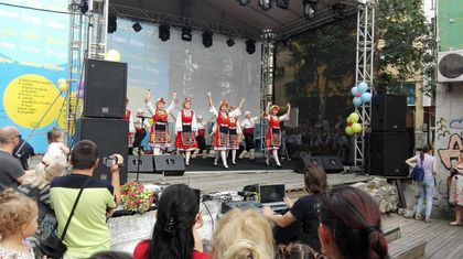 Деца в български носии се надиграваха в Капана (Снимки)