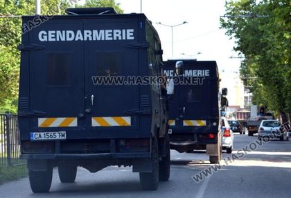 Жандармерия нахлу в ромската махала в Хасково, патрулки завардиха изходите от кв. Република (СНИМКИ)