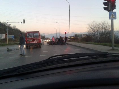 Автомеле във Варна! Окървавена жена пищи, затисната от ламарини (СНИМКИ )