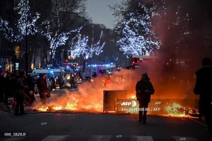 AFP: Полицията използва сълзотворен газ срещу протестиращите в Париж