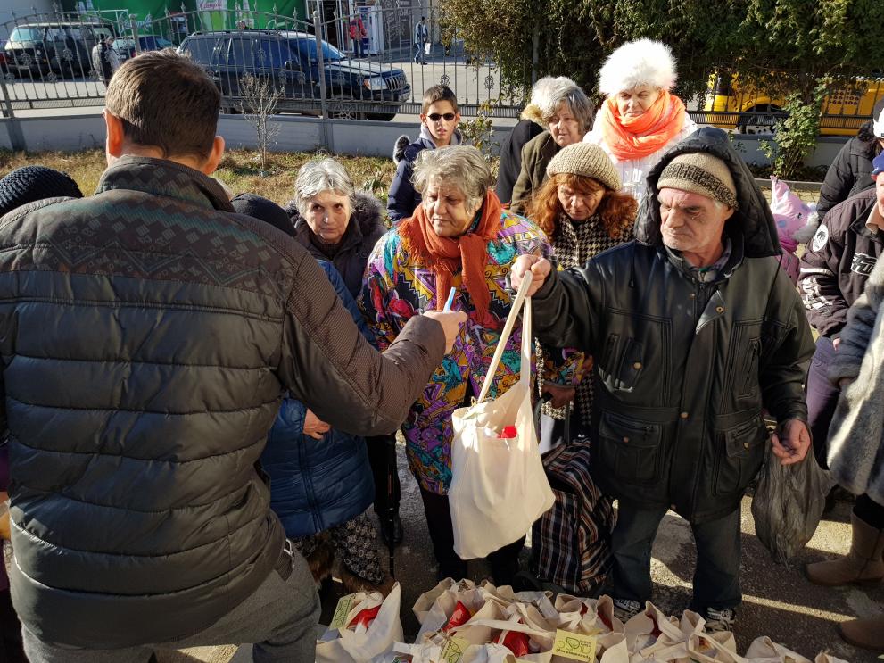 Граждански клуб ЛИПА с коледно дарение