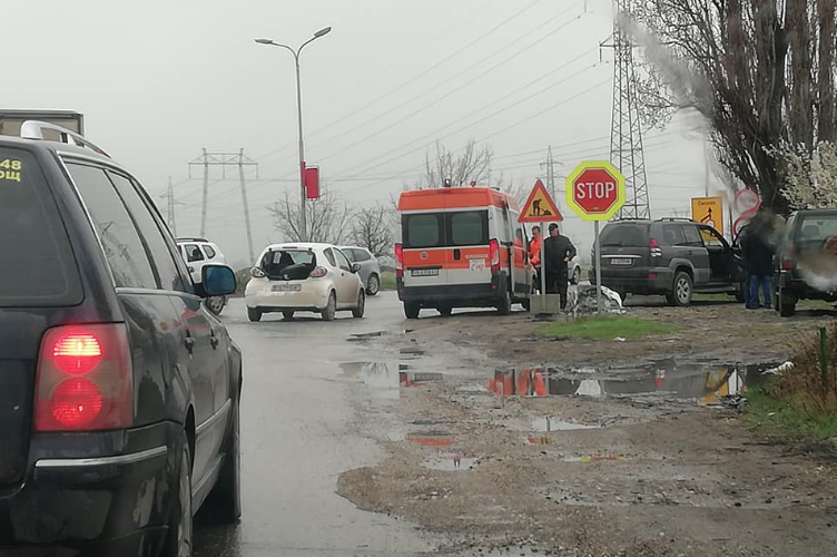 СНИМКИ! Тежка катастрофа на разклона за Асеновград! Линейка е на мястото, полицията - я няма!