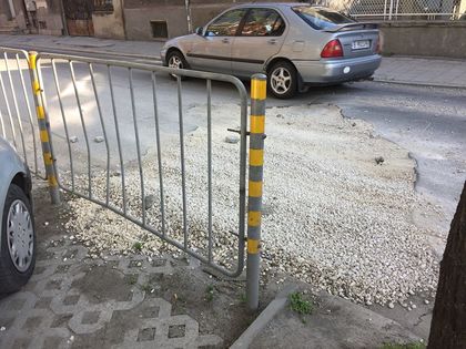 СНИМКИ: Варненски булевард като Ивицата Газа! Летящи камъни застрашават животи!
