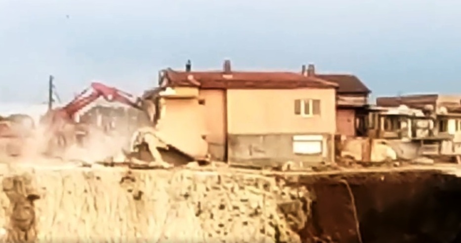 Събарянето тече! Бутнаха къщата над пропадналия скат в Максуда във Варна