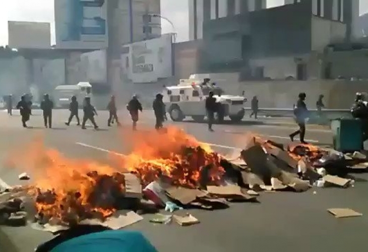 Във Венецуела издигнаха барикади по улиците (ВИДЕО)