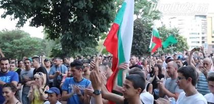 Протестиращи опитаха да пробият кордона от полицаи, тръгнаха към ромската махала