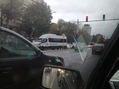 Карък: Жена премина на червено във Варна, удари се в полицейски микробус