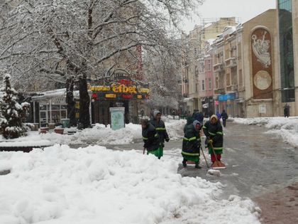 Чистят усилено Главната и Цар-Симеоновата градина от снега (снимки)