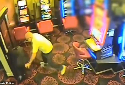 Безстрашен пенсионер свали на земята въоръжен крадец само с един удар (СНИМКИ/ВИДЕО 18+)