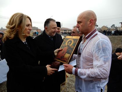 Пловдив: Осветиха бойните знамена на Богоявление в Карлово, 46-годишният Валентин Сиваков извади Кръста