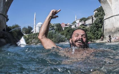 Българският гмуркач Тодор Спасов в челната десятка в световните серии Red Bull Cliff Diving в Мостар