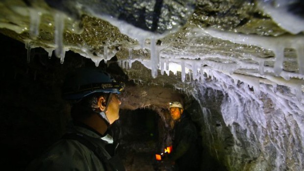 Уникална пещера разкриха в Родопите, пазят мястото в тайна заради пътека от бисери