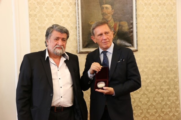 Председателят на парламентарната Комисия по културата и медиите Вежди Рашидов връчи днес почетния плакет на Народното събрание на известния полския актьор Ян Енглерт