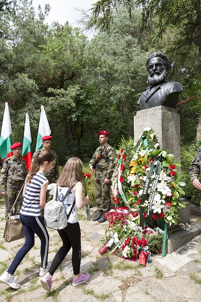 Стара Загора: Жители на града се поклониха пред подвига на Ботев и загиналите за свободата