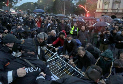 Протестиращите в Тирана щурмуваха парламента
