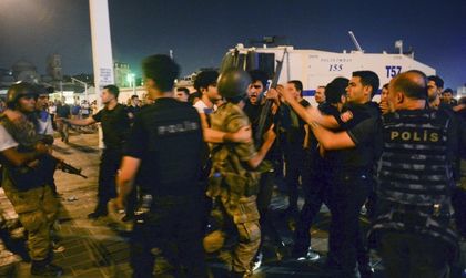 Поне 60 души са убити при опита за преврат в Турция