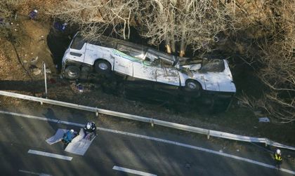 Автобус падна от скала, 14 души загинаха