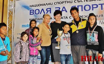 Цял куп спортисти наградиха над 100 деца с увреждания в Харманли