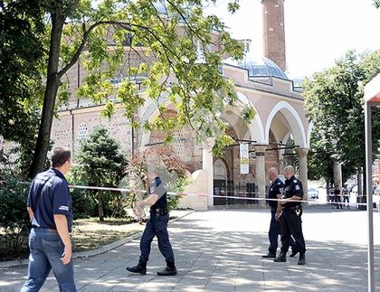 Отцепиха района около джамията в София (Снимки)