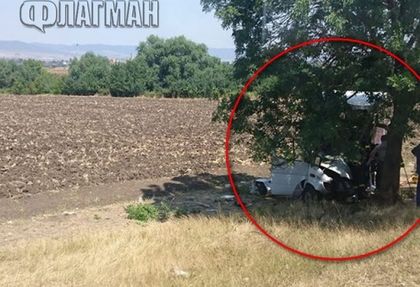 Ужас край Карнобат! Младеж се потроши след удар в дърво, очаква го операция (СНИМКИ)