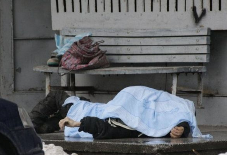 Центровете за временно настаняване пълни с роми с бутнати незаконни къщи. За бездомниците няма място
