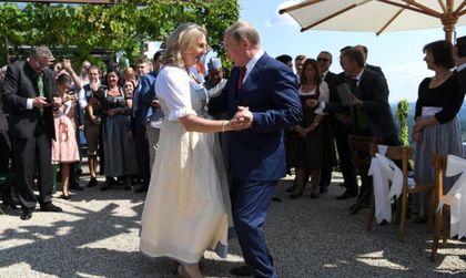 Тъпа музика, сбъркан такт... Путин. Честито, г-жо Кнайсл!