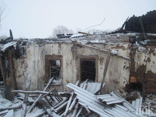 Къща изгоря в карнобатско село, местните се съмняват, че има загинал клошар