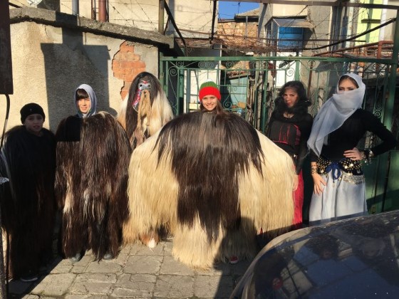 Бургас: В жк. „Меден Рудник“ се провежда кукерски празник на група „Козият рог“