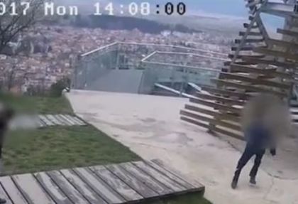 Разпознаха хулиганите, разрушили парк в Разлог. Ромчета са, няма да повярвате на колко години е едното