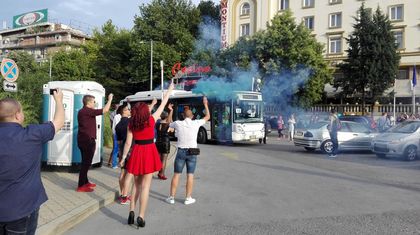 Димки и рейс от градския транспорт пред