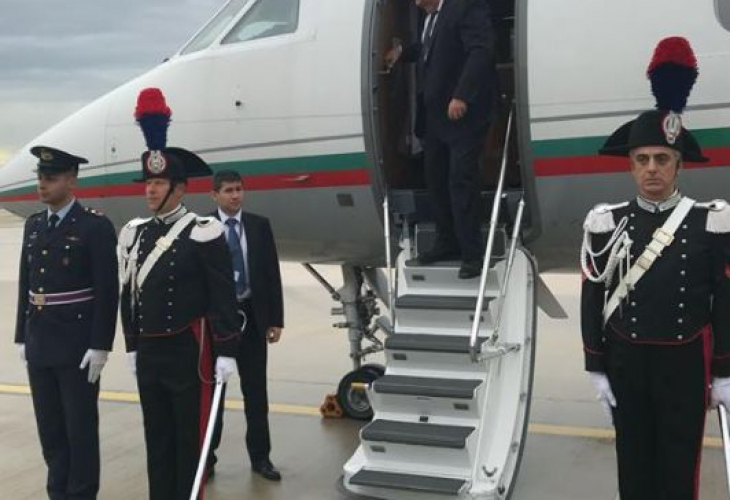 Борисов слезе от правителствения самолет, вече е на италианска земя