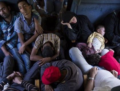 Удар във Враца! Спипаха 29 бежанци, натъпкани в микробус