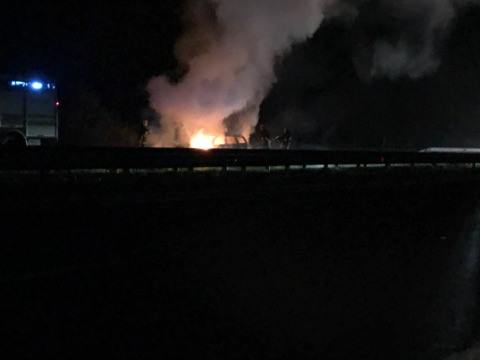 Огнена стихия на АМ Тракия, автомобил стана на пепел ВИДЕО
