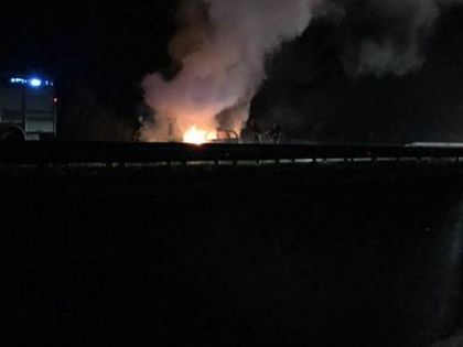 Огнена стихия на АМ Тракия, автомобил стана на пепел ВИДЕО