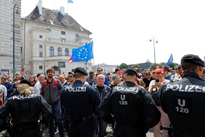 Хиляди излязоха на протест във Виена, поискаха нови избори след скандала с Щрахе