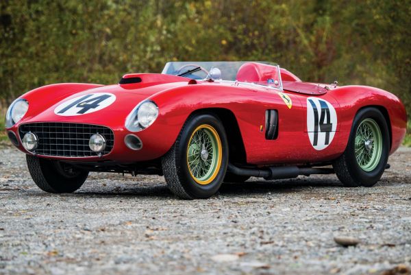 Ferrari, карано от Фанджо и Мос, бе продадено за $22 млн. Моделът 290 MM от 1956 г. удари цена колкото 7 бройки Bugatti Chiron