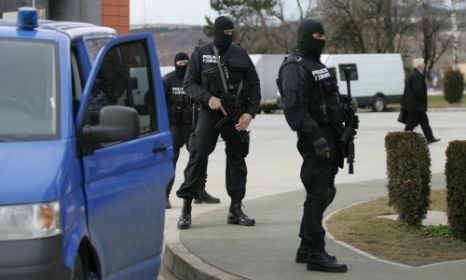 Удар! Попов и Йорданова влачат куфари със 101.5 кила амфетамини, оковаха ги (СНИМКИ)