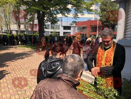 Чудо невиждано! Цветница се превърна в общоградско поклонение за Бургас