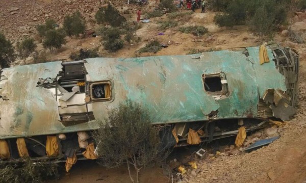 Над 40 жертви при падане на автобус в пропаст в Перу