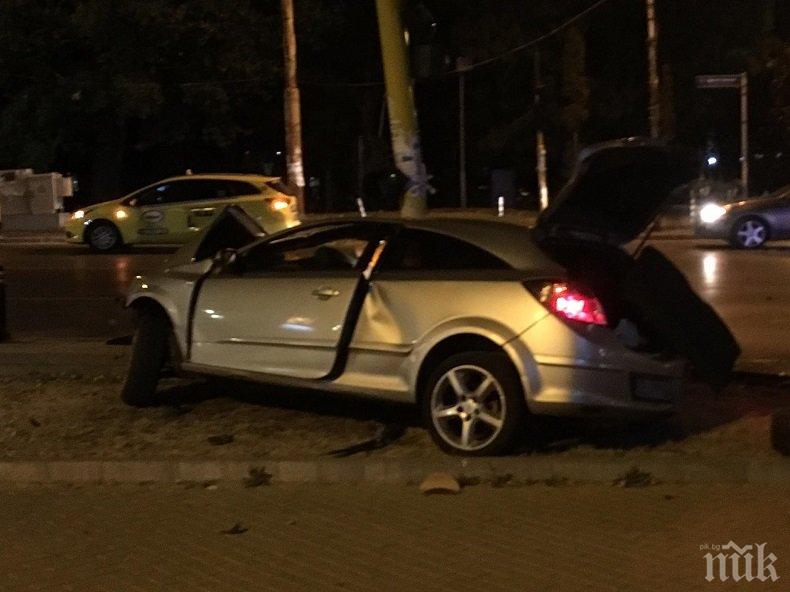 ОТ ПОСЛЕДНИТЕ МИНУТИ! Жестока катастрофа в центъра на София, има пострадали (СНИМКИ)
