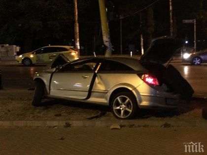 ОТ ПОСЛЕДНИТЕ МИНУТИ! Жестока катастрофа в центъра на София, има пострадали (СНИМКИ)
