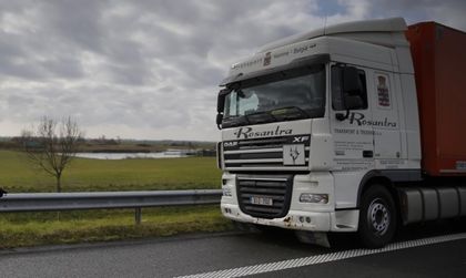 Украински националисти блокират руски камиони