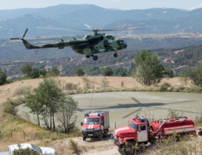 Два вертолета се включиха в потушаването на пожара край Хисар