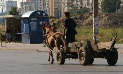 Кон и каруца прегазиха собственика си