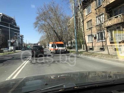Микробус блъсна жена на бул.