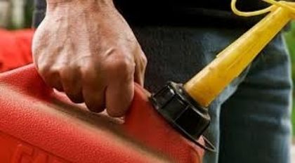 Алкохолът не прощава! Пиян превъртя в Мадан, заля с бензин себе си и апартамента